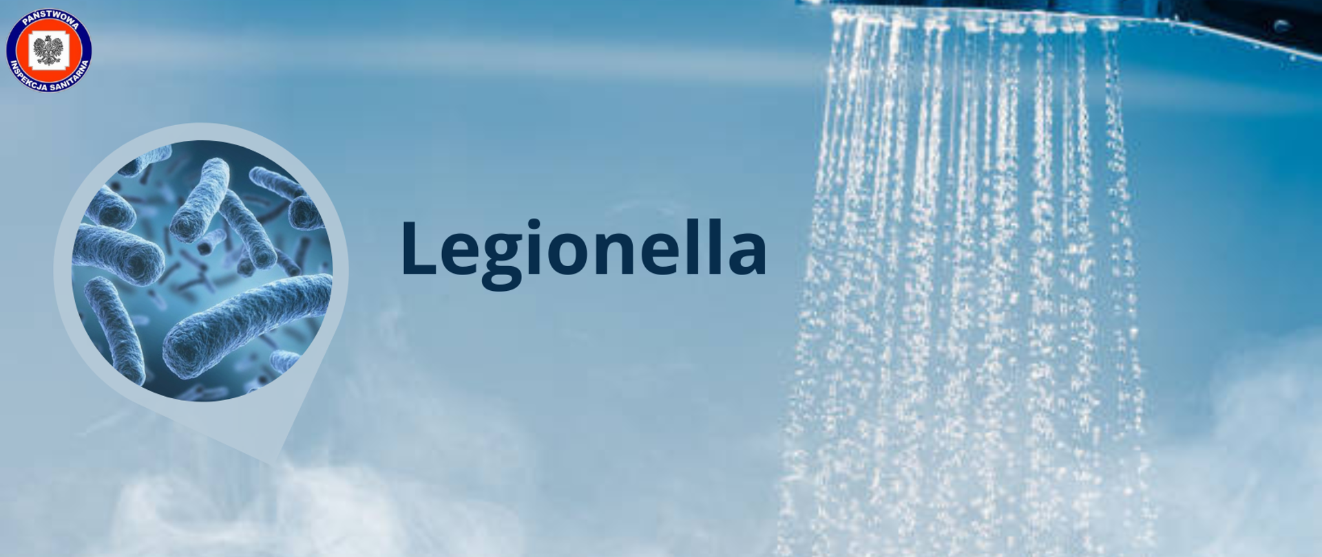 Na niebieskim tle z prawej strony znajduje się słuchawka prysznicowa z lejącą wodą. Po lewej stronie znajdują się bakteria. Na środku granatowy napis Legionella