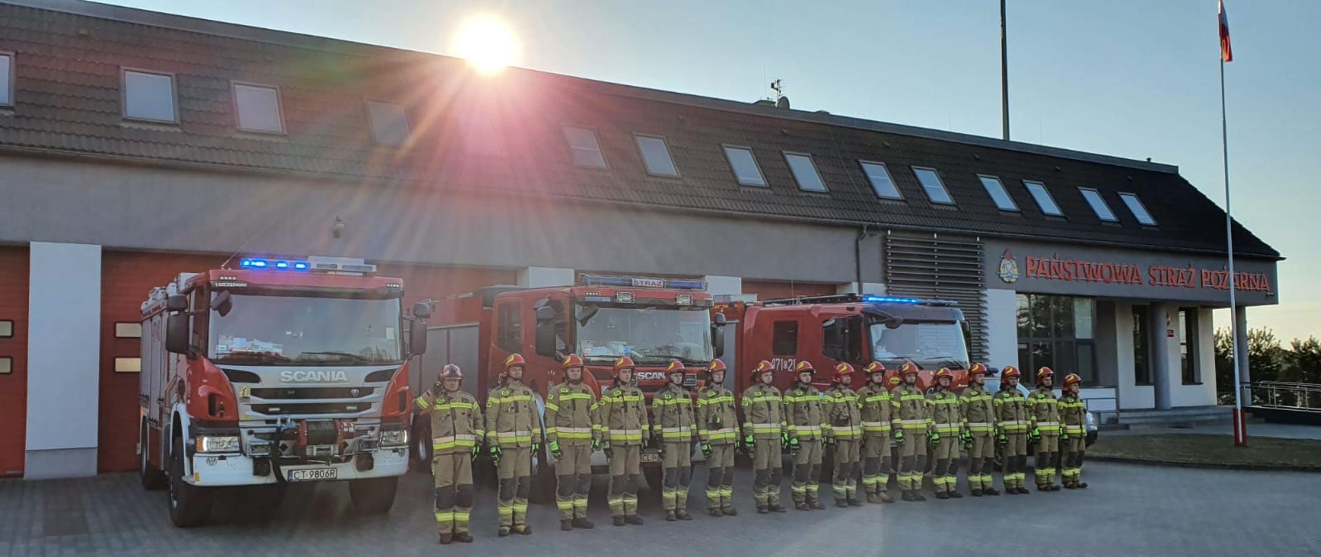 Na zdjęciu załoga JRG Lipno podczas oddawania honoru