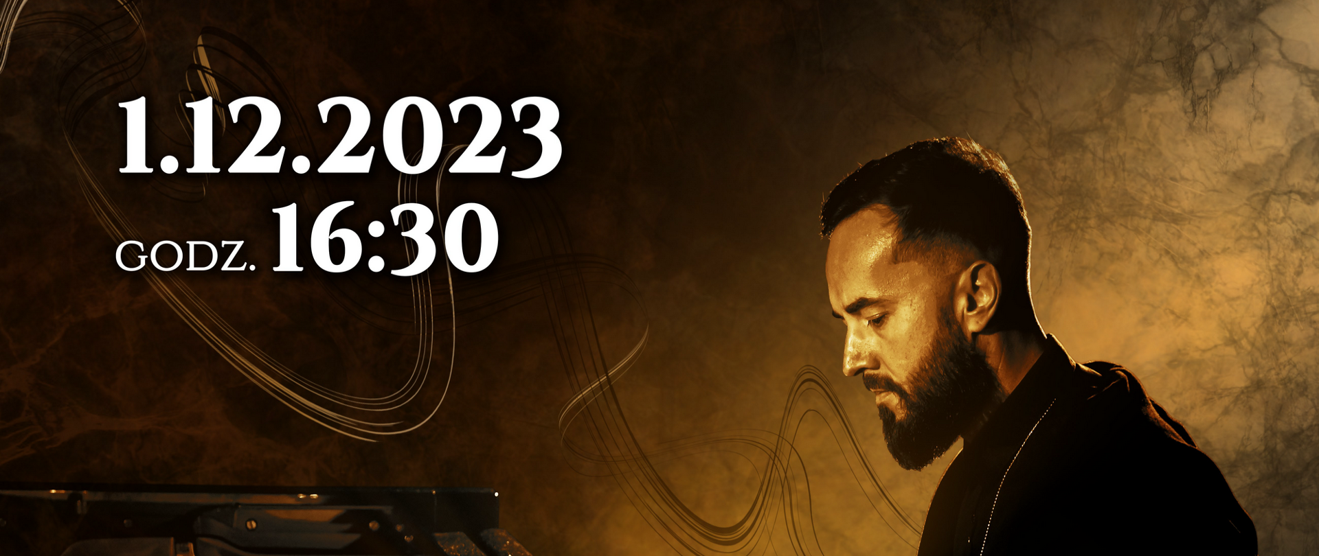 Ten obraz to plakat na recital fortepianowy Kamila Serefko. Na ciemnym tle z złotym wzorem widnieje zdjęcie mężczyzny grającego na fortepianie. Na plakacie znajduje się tekst “Kamil Serefko Recital Fortepianowy 1.12.2023 godz. 16:30”. Plakat zawiera również logo artysty. Miejsce recitalu to “Państwowa Szkoła Muzyczna I st. w Przeworsku”. Na plakacie jest również informacja, że wstęp jest wolny.