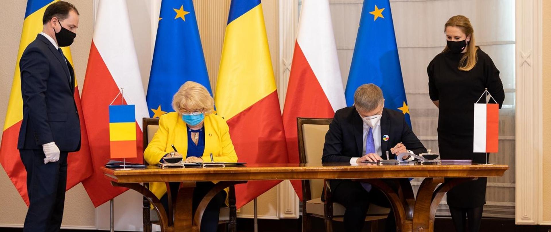 Minister of Development and Technology Piotr Nowak and Secretary of State in the Ministry of Economy of Romania, Daniela Nicolescu, during the signing of an agreement on cooperation in the area of defense industries of both countries 