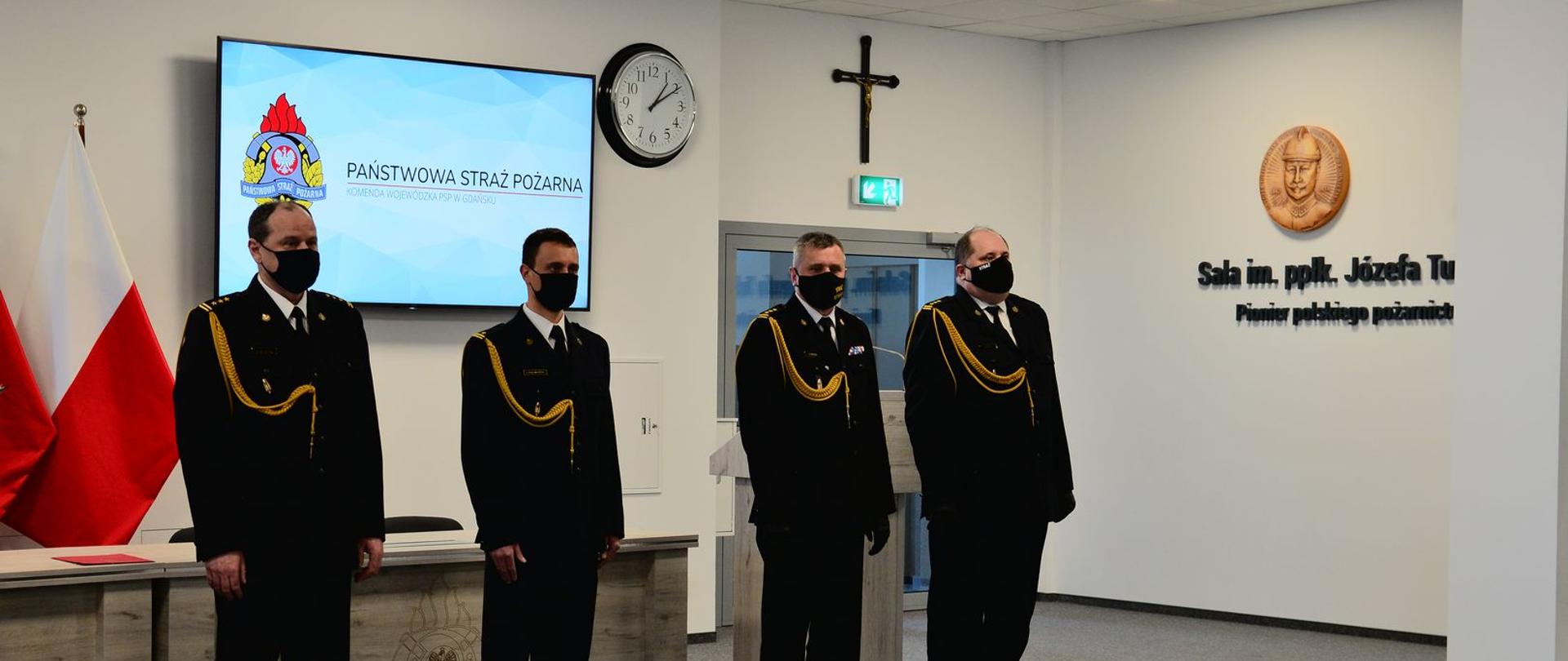 Zdjęcie przestawia kadrę podczas pożegnania ze służbą w PSP. 