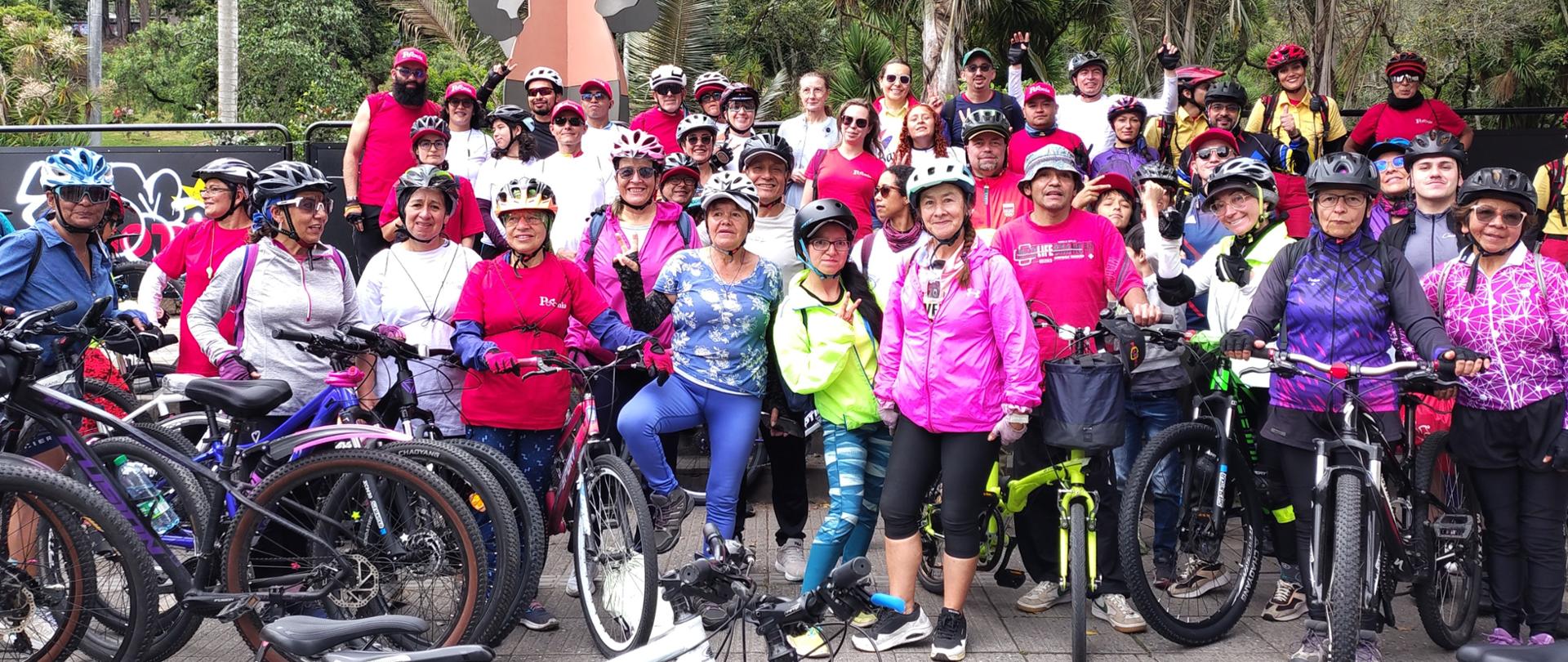 Los participantes del ciclopaseo reunidos en el punto de llegada para la foto del recuerdo.