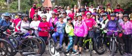 Los participantes del ciclopaseo reunidos en el punto de llegada para la foto del recuerdo.