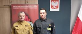 Pełniący obowiązki Komendanta Powiatowego Państwowej Straży Pożarnej w Człuchowie st. bryg. Radosław Batruch stoi w gabinecie i wręcza akt mianowania na stanowisko dowódcy zastępu mł. asp. Leszka Ginter.