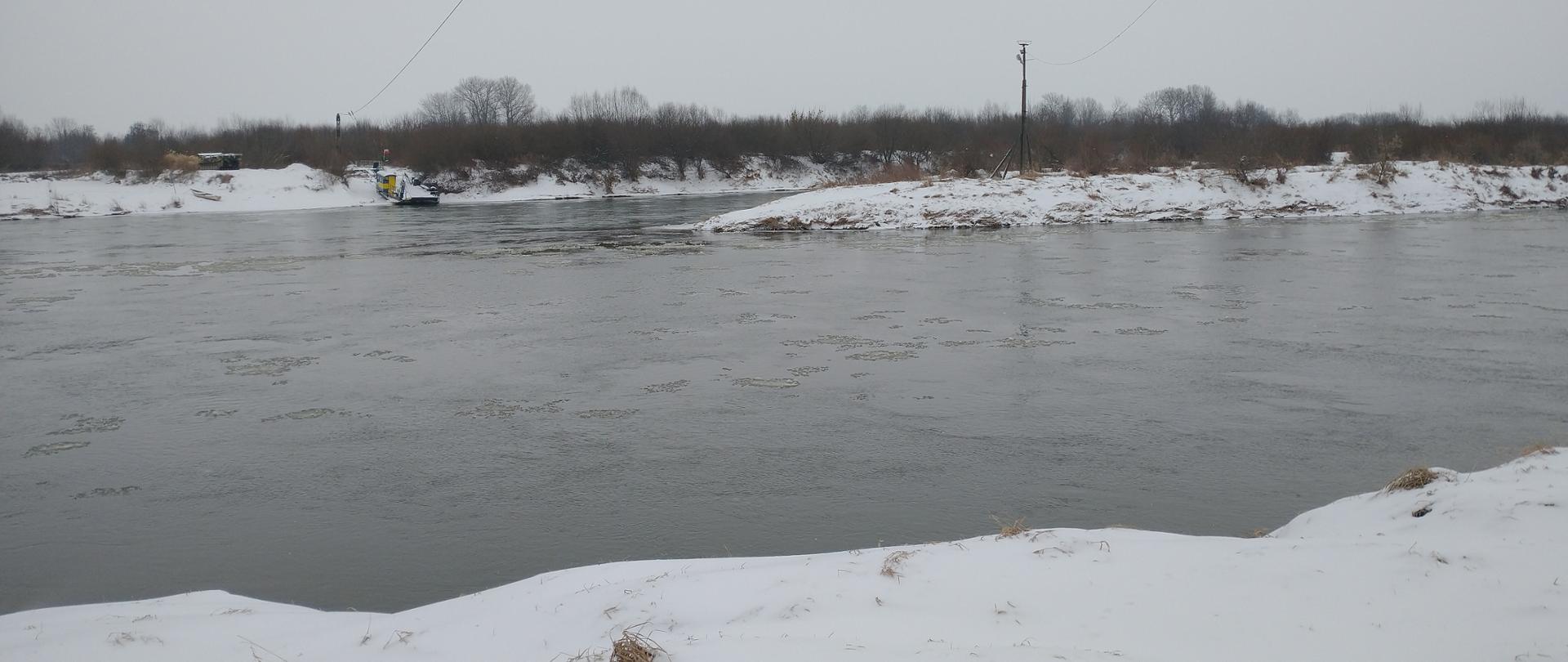 Zdjęcie przedstawia stan wody przy ujście rzeki Dunajec do Wisły w miejscowości Opatowiec.