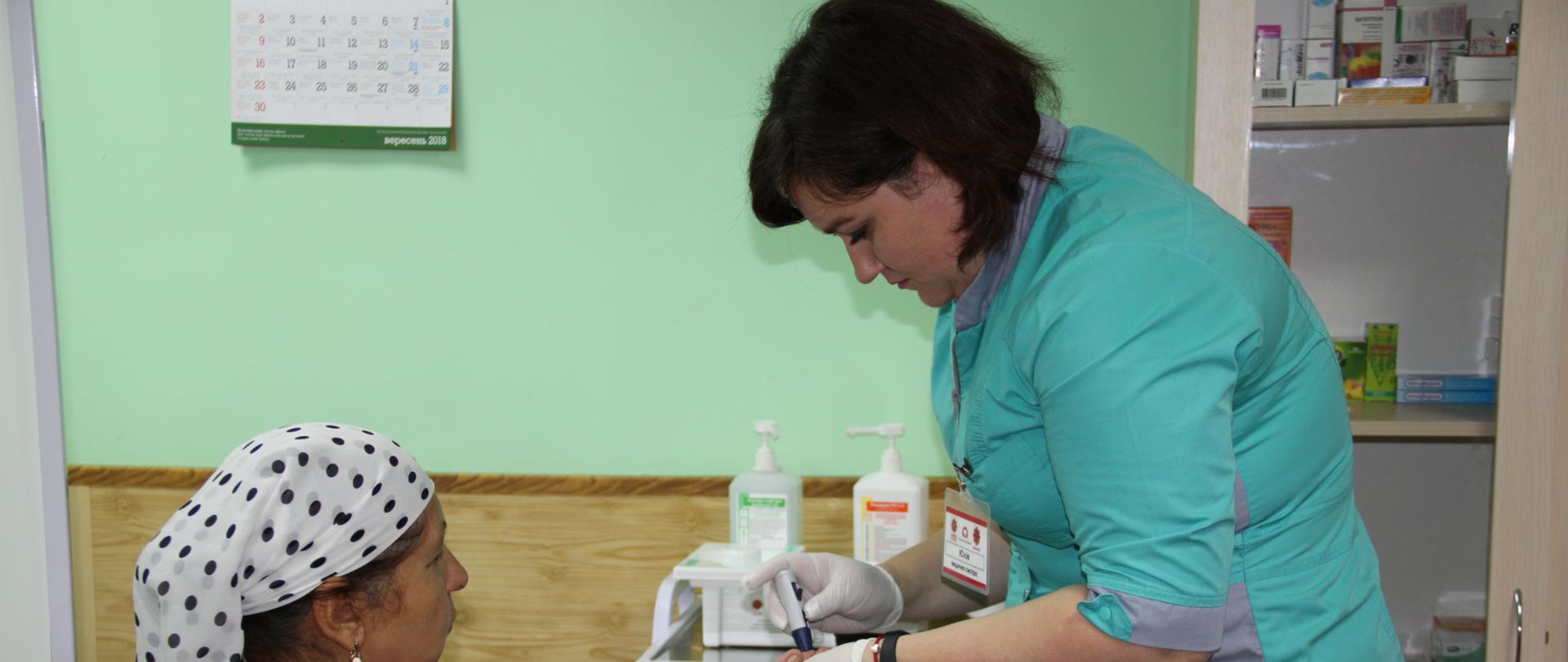 Lekarka badająca poziom cukru u pacjentki