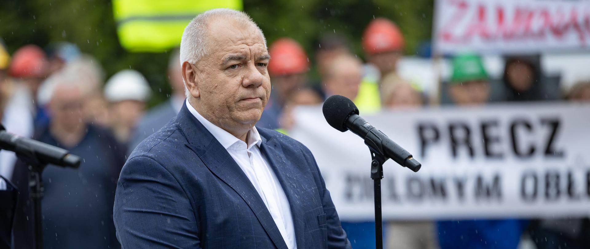 Wicepremier Jacek Sasin podczas konferencji w Turowie