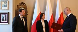 Główny Inspektor Sanitarny Krzysztof Saczka, w obecności Wojewody Łódzkiego Tobiasza Bocheńskiego, wręcza Małgorzacie Widawskiej powołanie na nowego łódzkiego wojewódzkiego inspektora sanitarnego