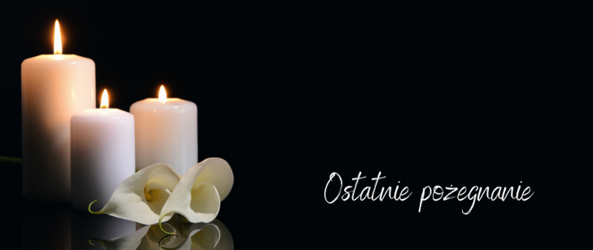 Czarne tło, w prawym dolnym rogu biały tekst ostatnie pożegnanie. Po lewej trzy białe palące się świece obok nich biały kwiat.