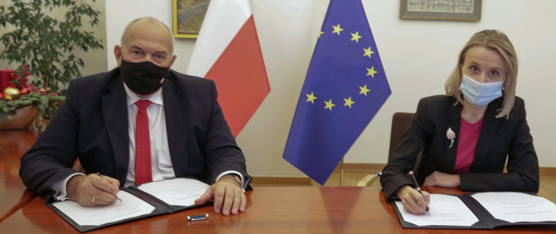 Minister finansów Tadeusz Kościński i wiceprezes Europejskiego Banku Inwestycyjnego prof. Teresa Czerwińska