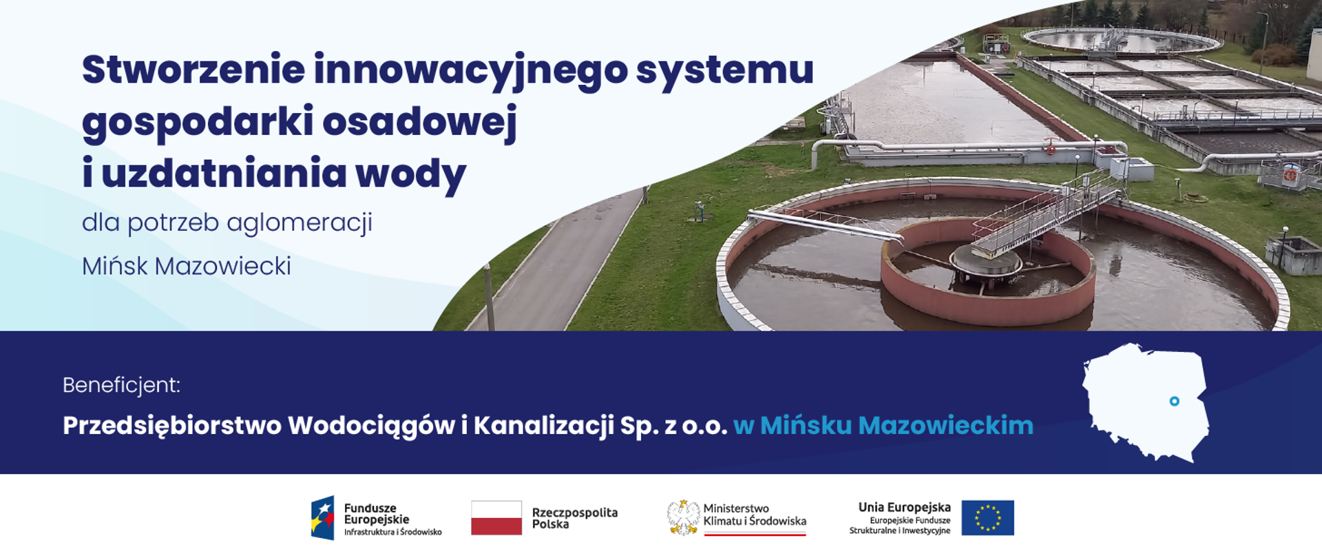 Grafika dla projektu. Po prawej stronie zdjęcie, z oddali, widok zbiorników służących do oczyszczania wody w oczyszczalni ścieków. Po lewej stronie nazwa projektu. Po środku nazwa beneficjenta i mapa Polski, z zaznaczoną lokalizacją oczyszczalni. Na dole logotypy programowe.