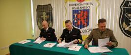 Zdjęcie przedstawia moment podpisania porozumienia w siedzibie Komendy Portu Wojennego w Świnoujściu