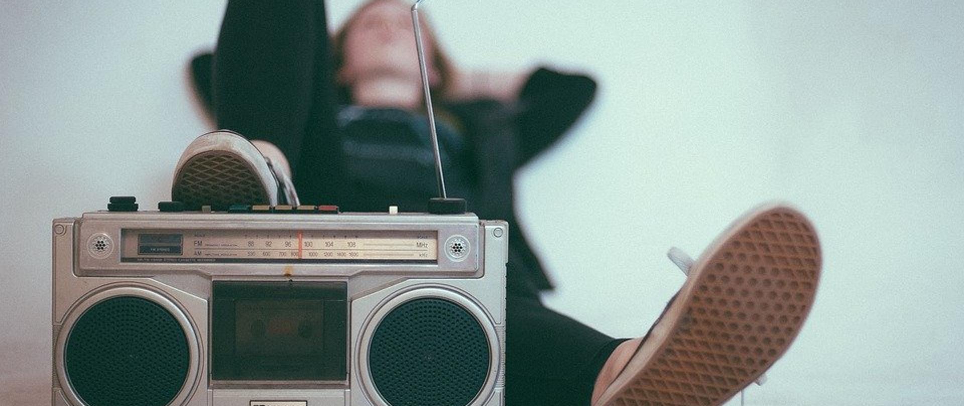 Kobieta opierająca nogę o radio