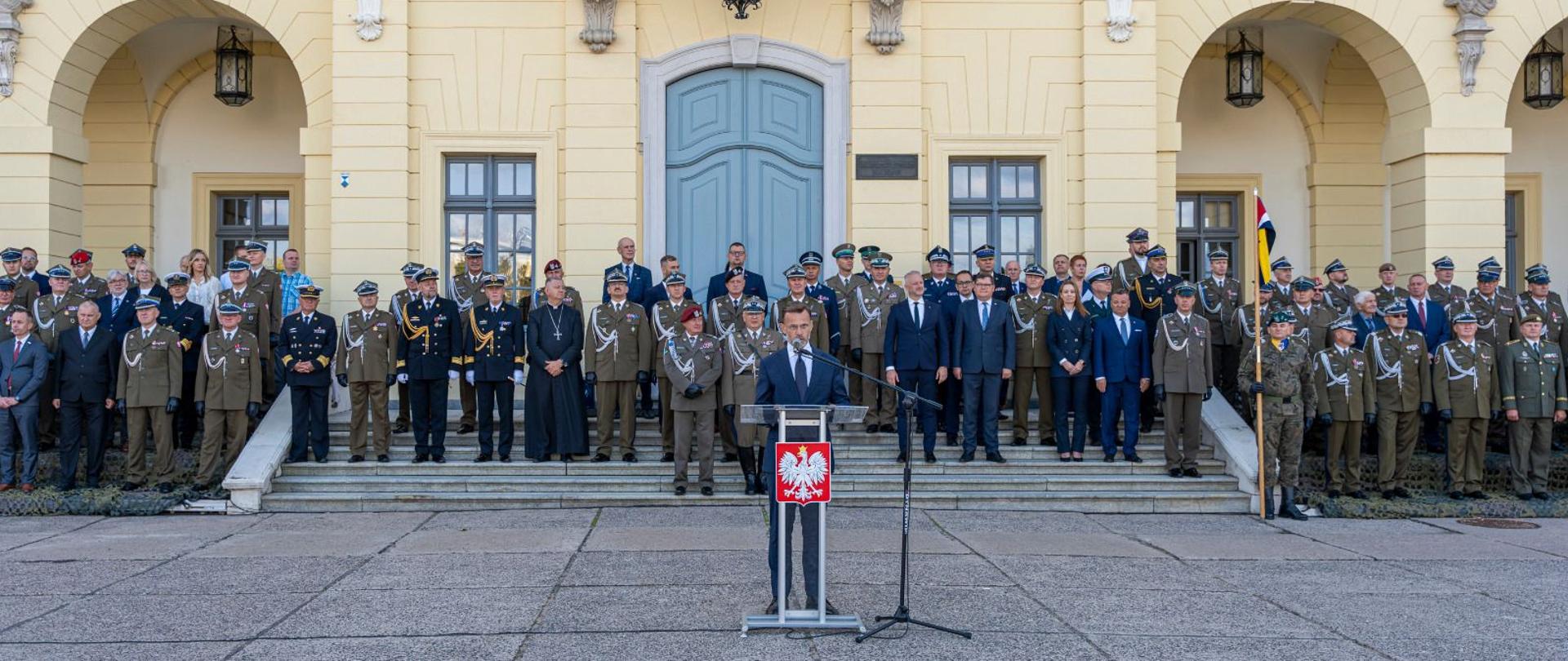 Uroczysty apel z okazji święta 16 Pomorskiej Dywizji Zmechanizowanej przed Pałacem Branickich w Białymstoku