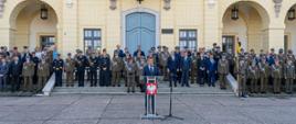 Uroczysty apel z okazji święta 16 Pomorskiej Dywizji Zmechanizowanej przed Pałacem Branickich w Białymstoku