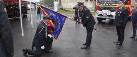 Zdjęcie przedstawia przekazanie sztandaru Ochotniczej Straży Pożarnej w Sufczynie