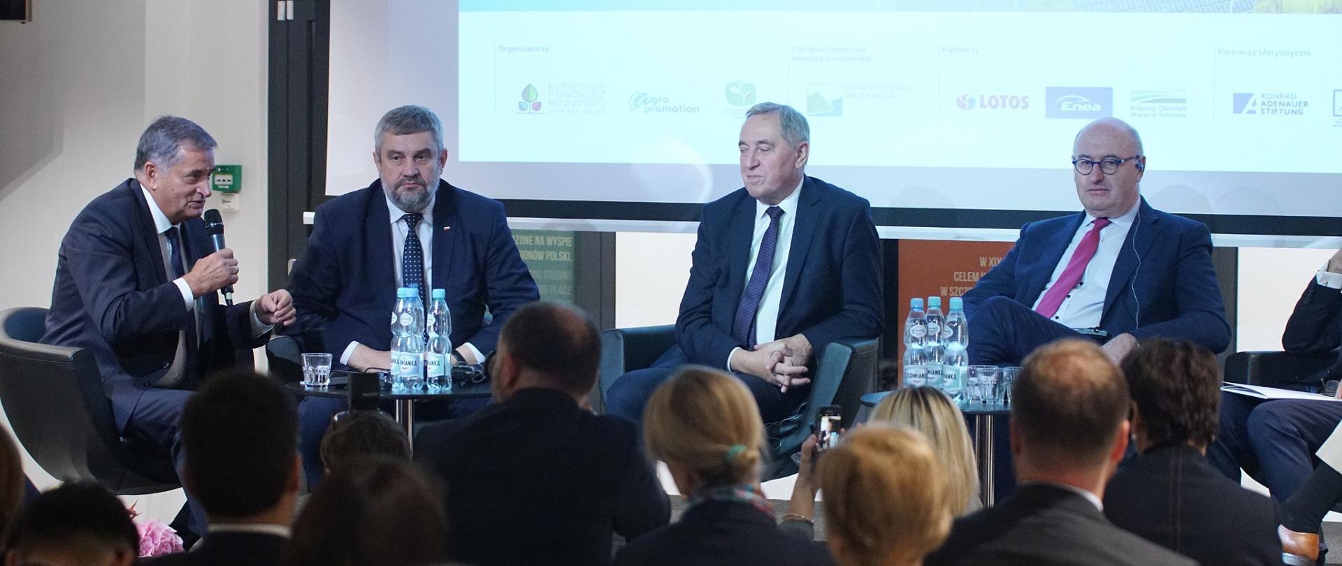 Uczestnicy panelu dyskusyjnego