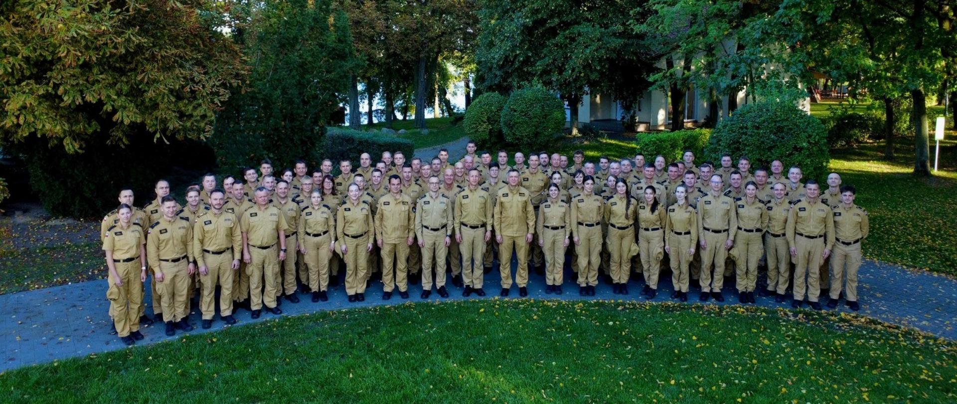 Uczestnicy odprawy szkoleniowej na zdjęciu grupowym