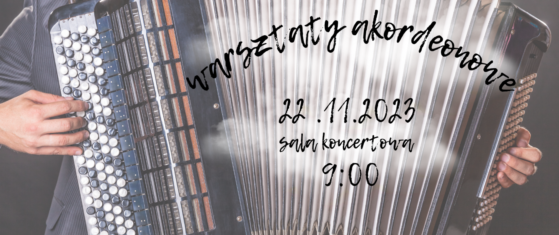 Na tle osoby grającej na akordeonie informacja o warsztatach akordeonowych prowadzonych przez dr hab. Pawła Zagńczyka