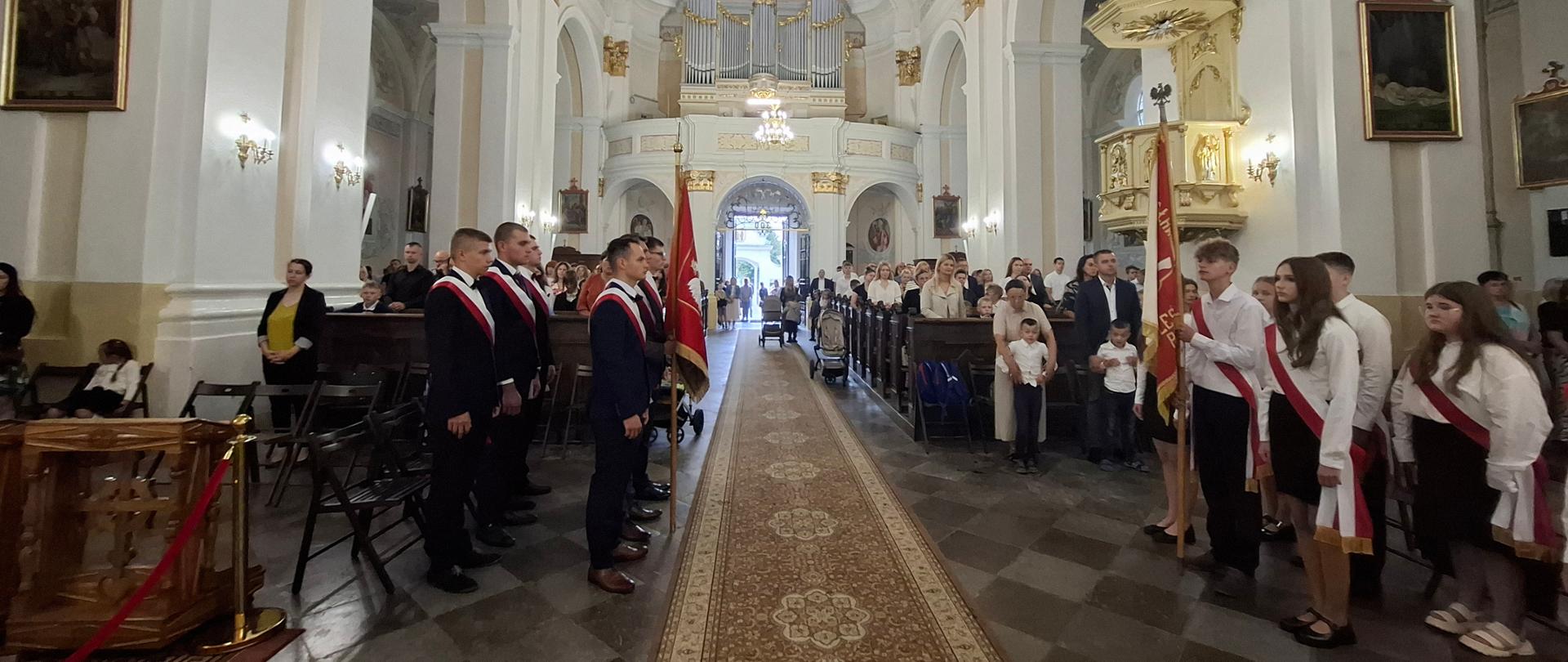 Poczty Sztandarowe ZSCKR i ZPO w Leśnej Podlaskiej w Bazylice podczas Mszy Św. 