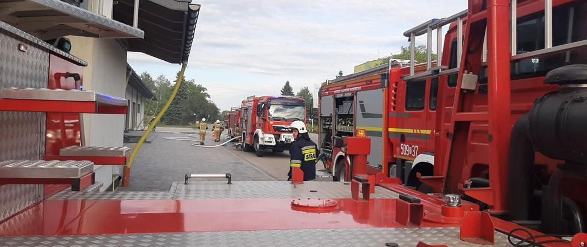 Pożar hali huty szkła gospodarczego w miejscowości Grzybów