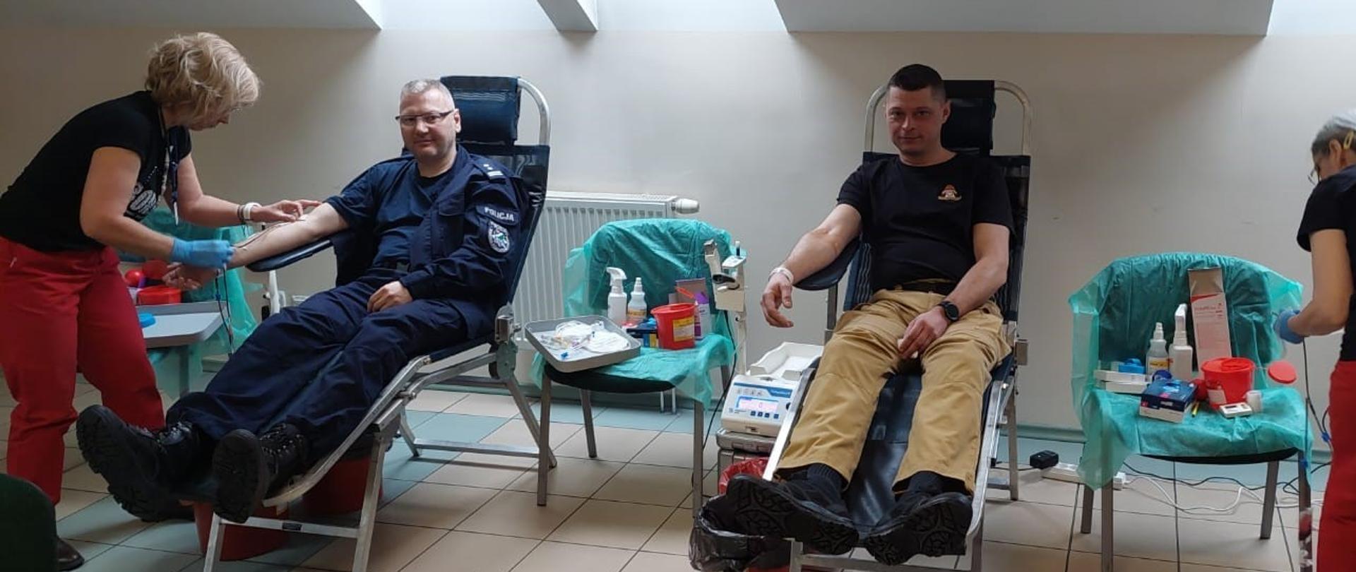 Na zdjęciu widać funkcjonariuszy oddających krew