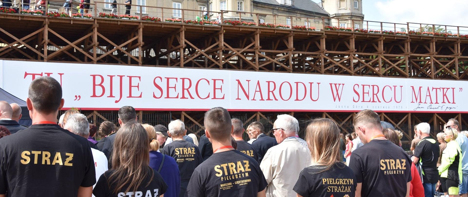 Zdjęcie przedstawiające strażaków na Jasnej Górze w czasie pielgrzymki