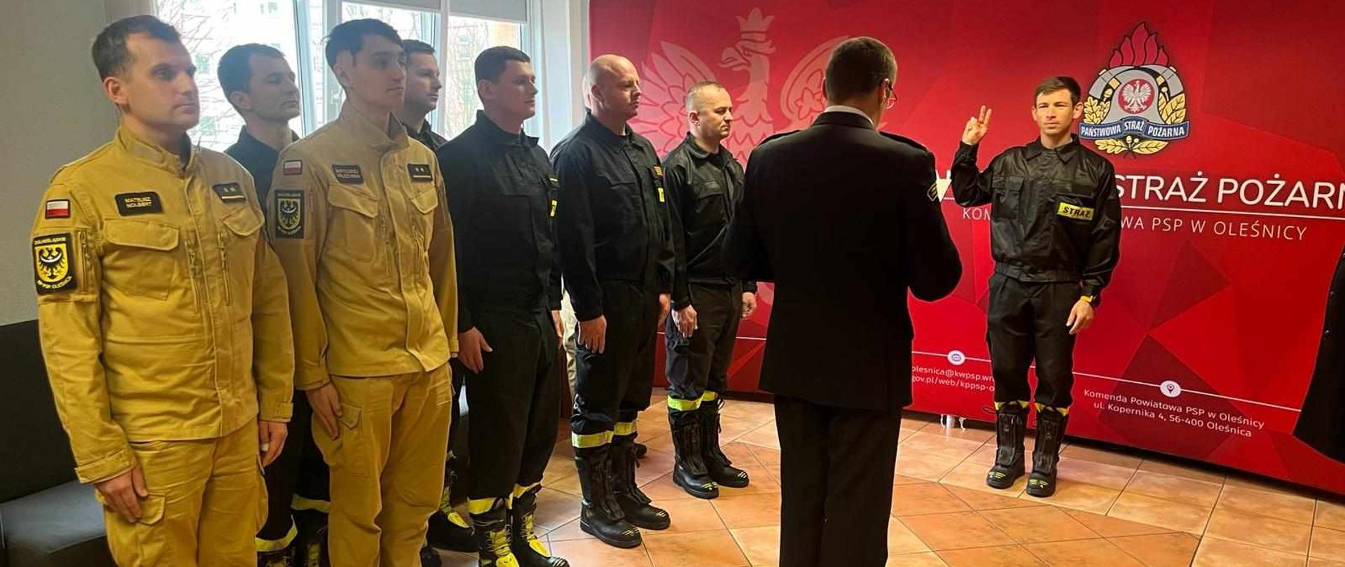 Na zdjęciu strażak w umundurowaniu składa ślubowanie.