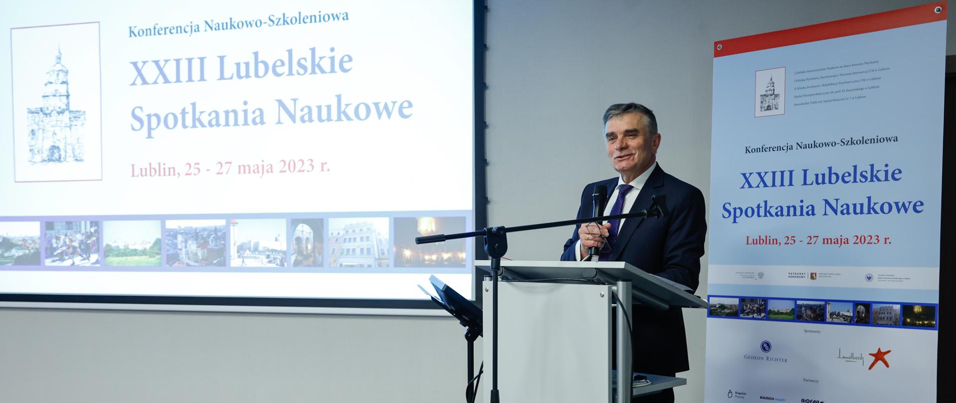 Wojewoda lubelski przemawia do zgromadzonych na uroczystości.