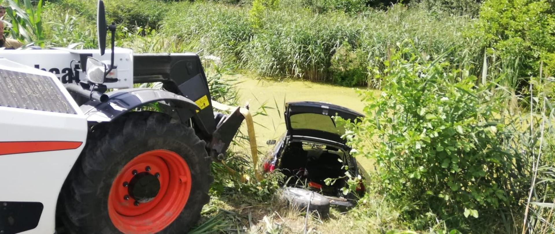 Samochód w stawie w m. Skiwy Małe