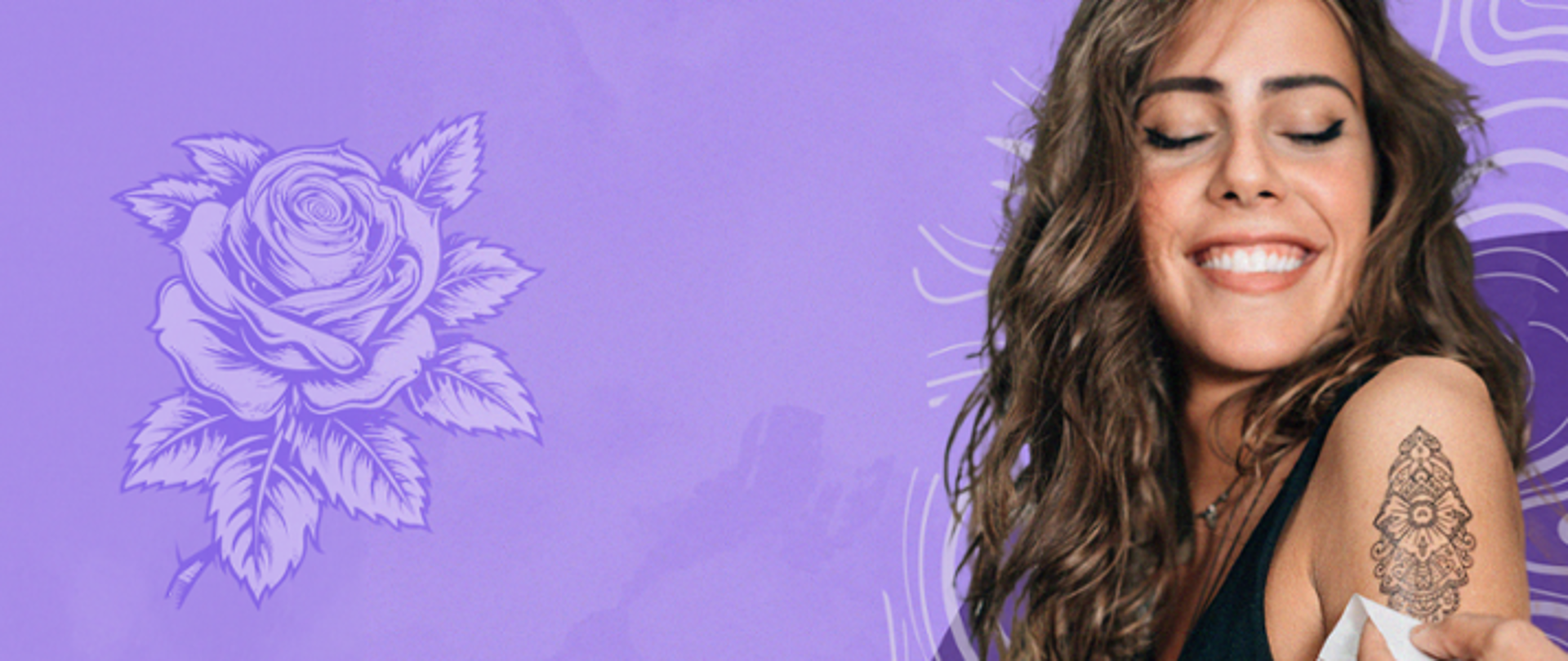 Uśmiechnięta dziewczyna patrzy na swój nowy tatuaż wykonany henną.