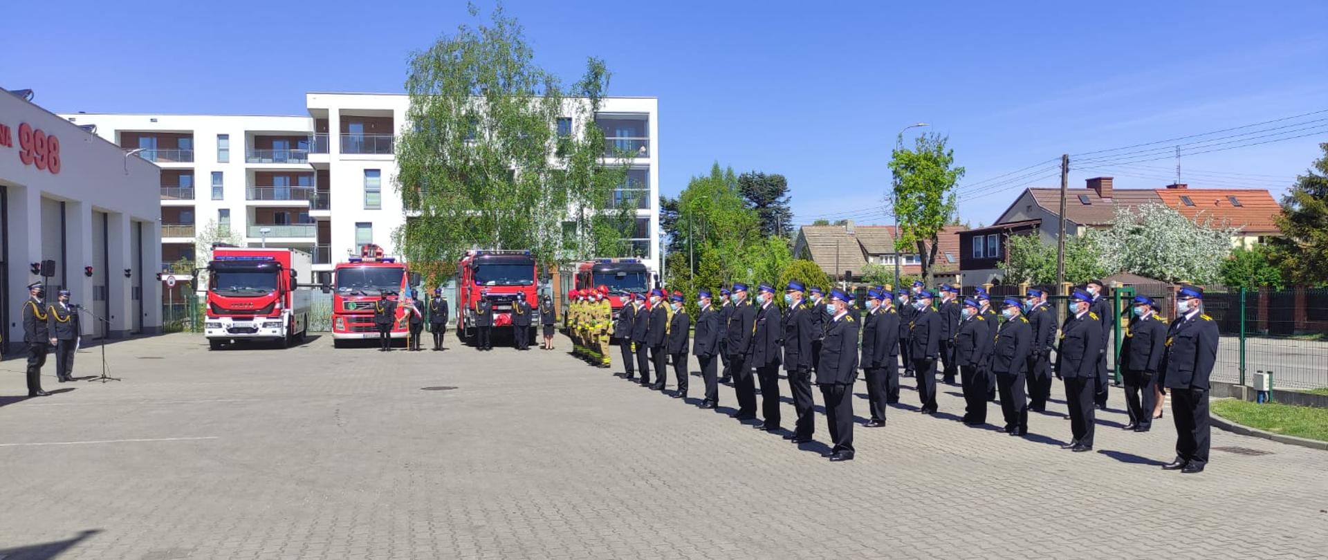 Strażacy stoją w pododdziałach
