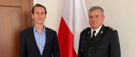Zdjęcie przedstawia posła na Sejm RP Kacpra Płażyńskiego wraz z pomorskim komendantem wojewódzkim Państwowej Straży Pożarnej st. bryg. Piotrem Sochą, wspólnie stojących.