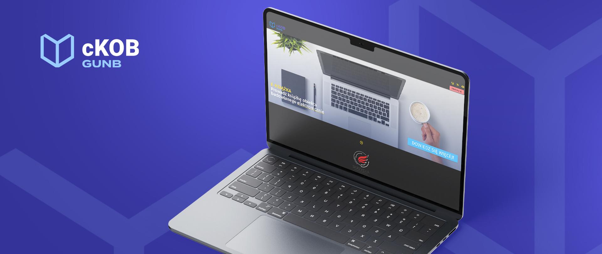 Na grafice na niebieskim tle - otwarty laptop z ekranem pokazującym stronę c-KOB. W lewym górnym rogu logo cKOB GUNB.