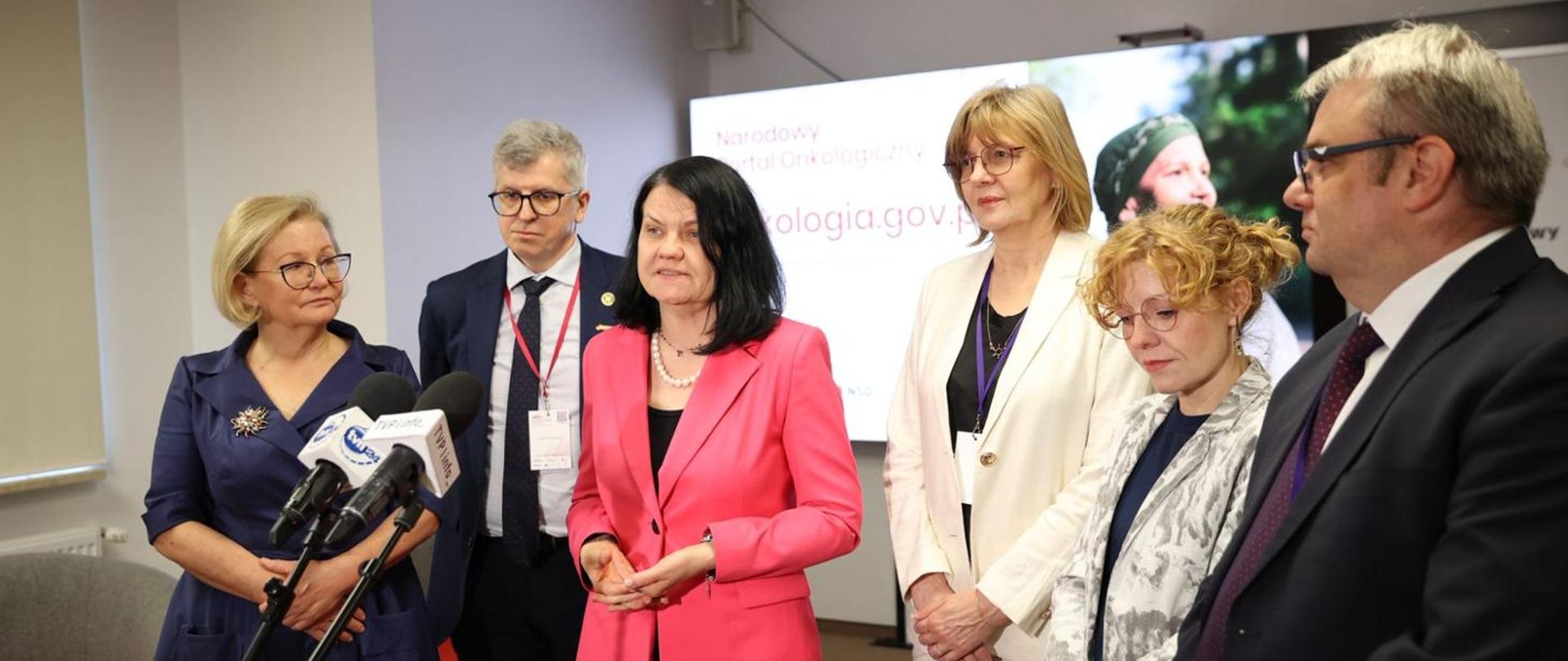 Zdjęcie przedstawia grupę ludzi w centrum których jest wiceminister zdrowia Katarzyna Kacperczyk