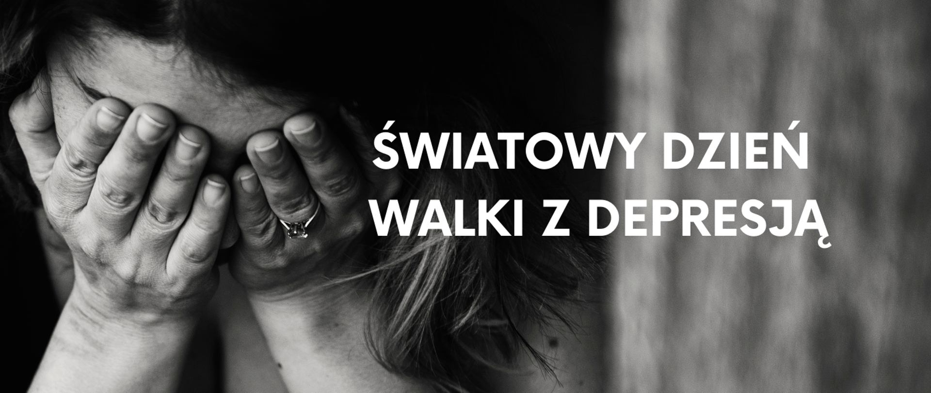 Czarno białe zdjęcie ukazujące pochyloną głowę kobiety zakrywającą twarz dłońmi