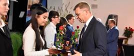 Nagrody za wybitne osiągnięcia w nauce - Wojewoda na rozdaniu stypendiów w powiecie nidzickim