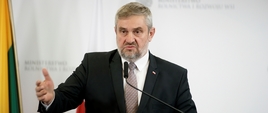 Minister Jan Krzysztof Ardanowski odpowiada na pytania dziennikarzy