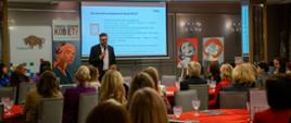 Zastępca Naczelnika I US w Białymstoku Jacek Juszkiewicz prowadzi prelekcje nt. wdrożenia KSeF na konferencji "Kobiece Horyzonty"