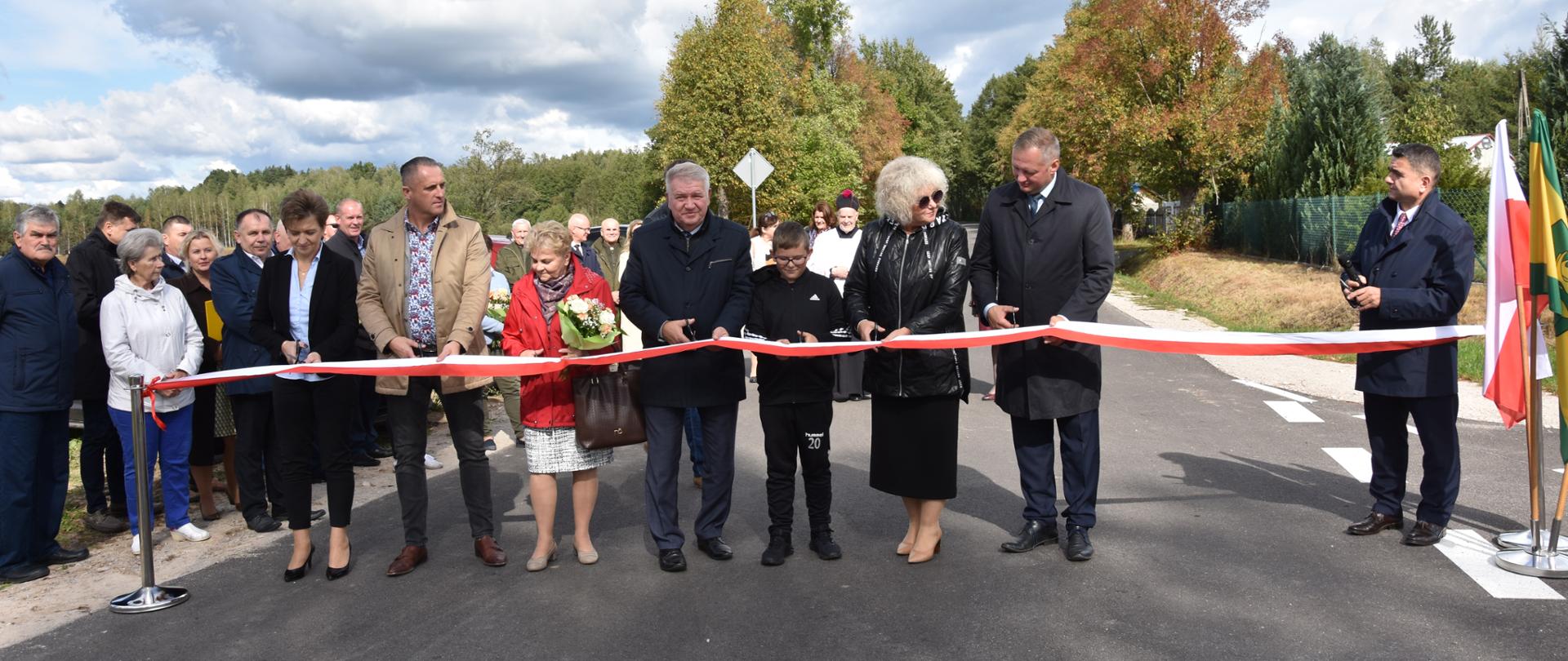 Na zdjęciu widać kobiety i mężczyzn