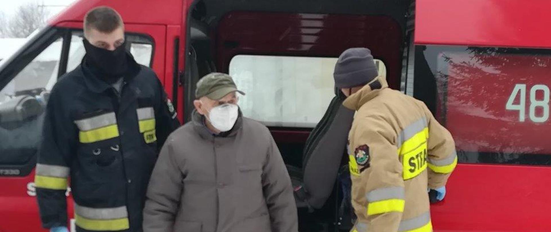 Zdjęcie przedstawia dowóz osób na szczepienia przez jednostkę OSP Suchowola