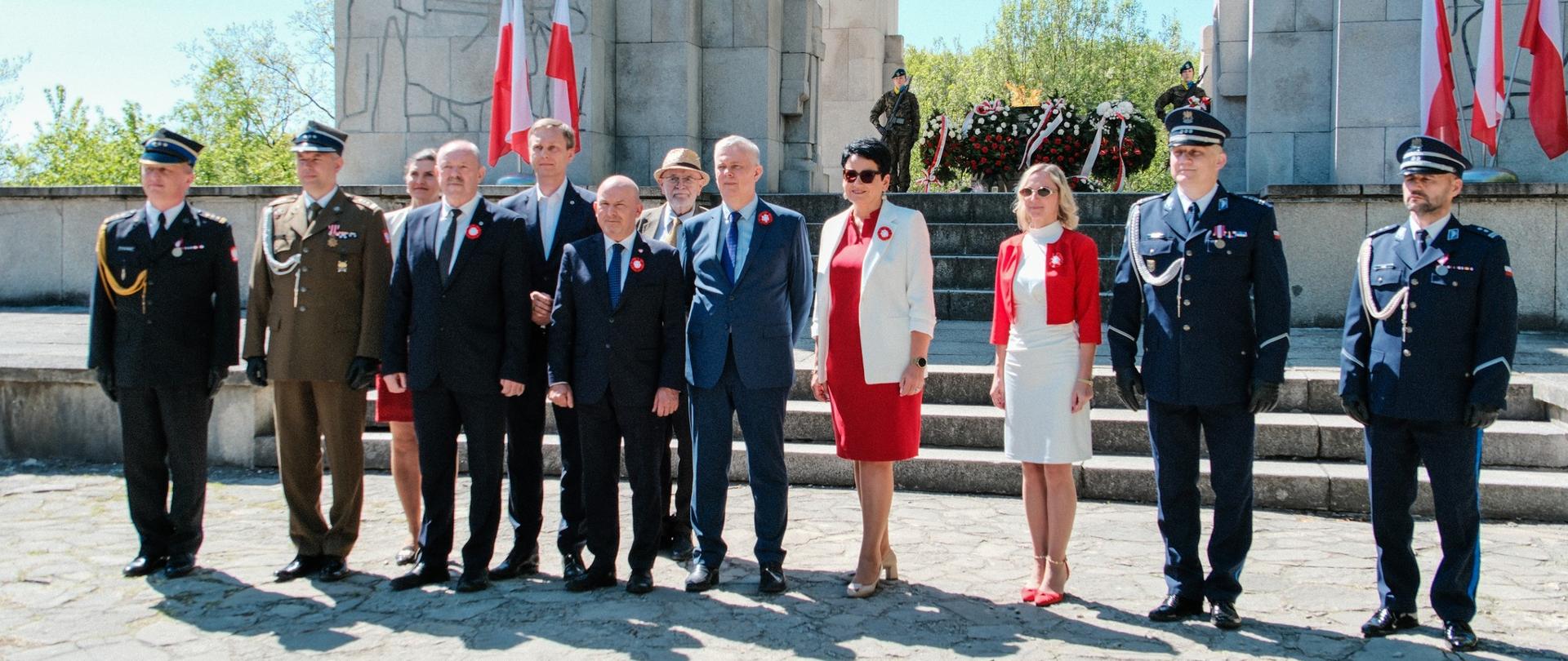 Przedstawiciele delegacji pod Pomnikiem Czynu Powstańczego