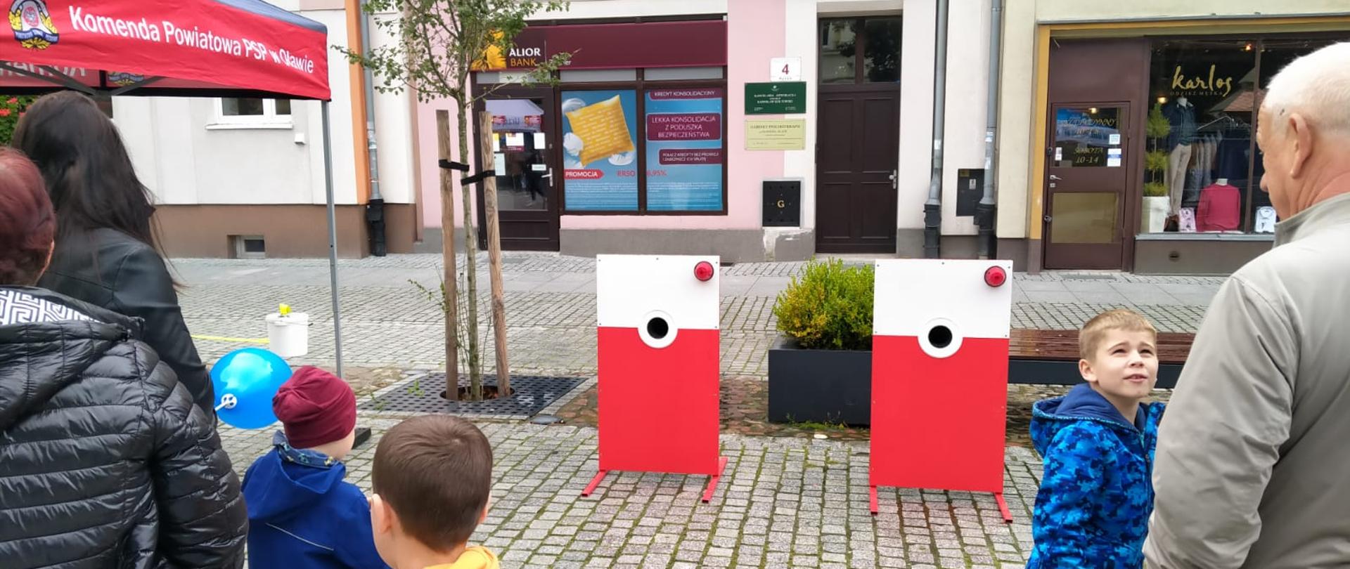 na zdjęciu widać stanowisko strażackie dla dzieci - tarcze do lania wody