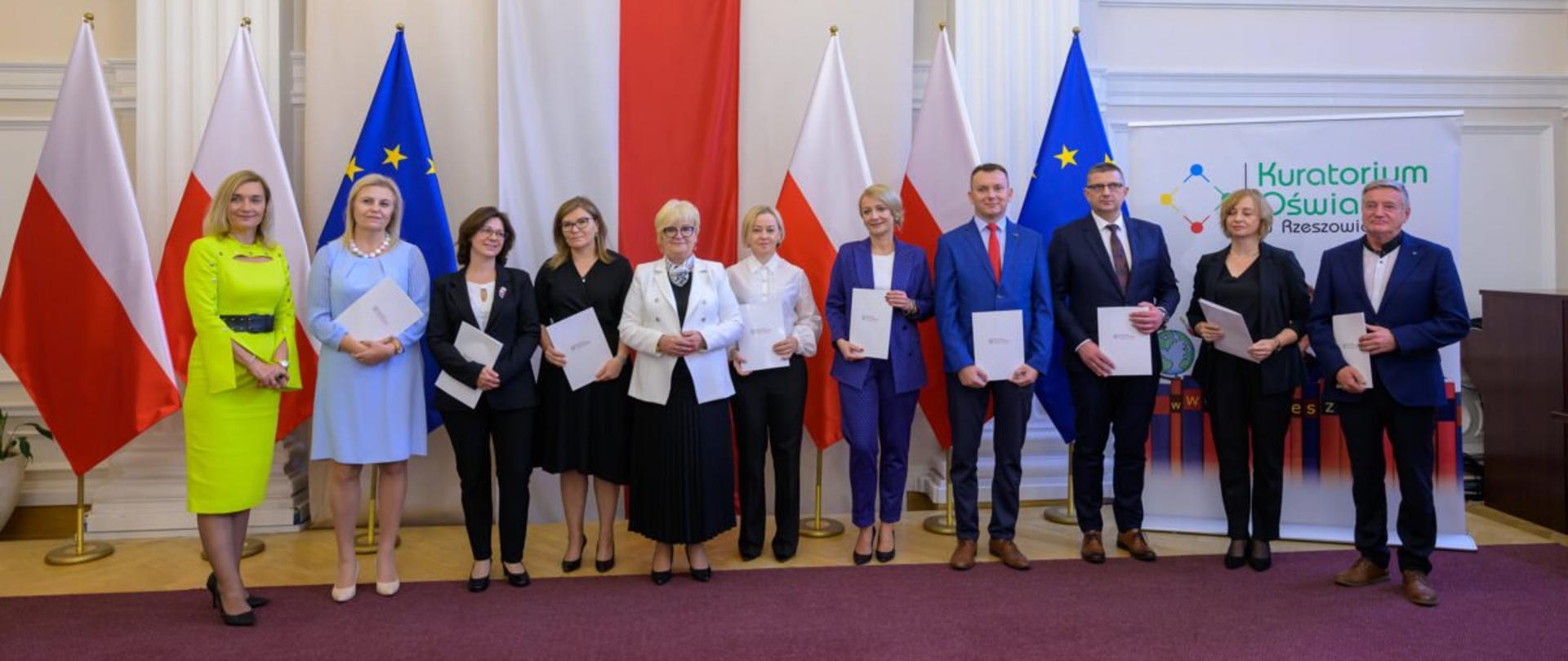 Uczestnicy uroczystości z okazji Dnia Edukacji Narodowej 