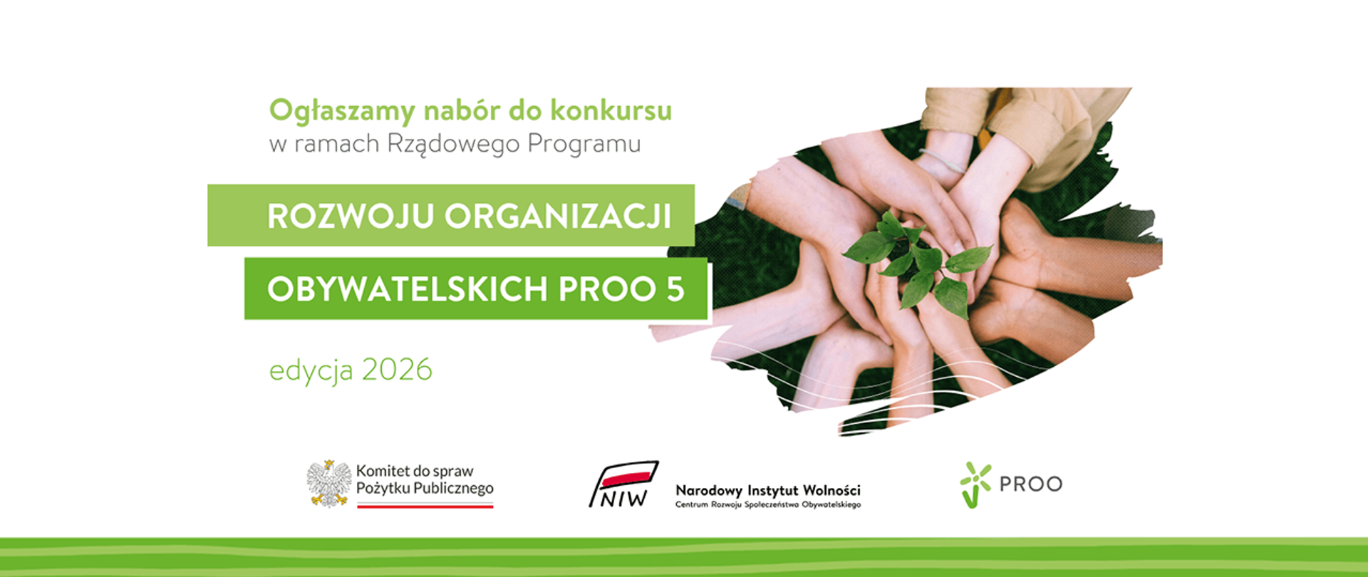 Grafika informacyjna. Po lewej stronie tytuł: Ogłaszamy nabór do konkursu w ramach Rządowego Programu Rozwoju Organizacji Obywatelskich PROO 5, edycja 2026. Po prawej symboliczne zdjęcie: Pięć osób wspólnie trzyma w dłoniach sadzonkę rośliny. Kadr od góry, widok obejmuje tylko ręce. Na dole grafiki znajdują się loga: Komitet do spraw Pożytku Publicznego, Narodowy Instytut Wolności oraz Program PROO.