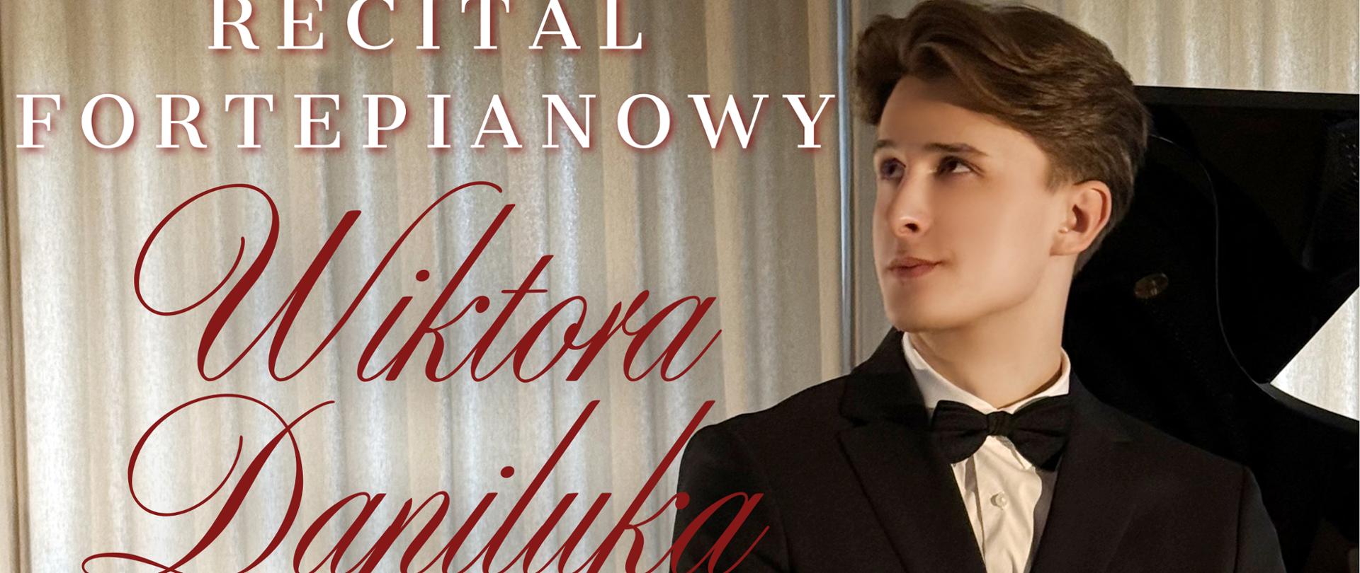 Plakat zawierający fotografię przestawiająca wykonawcę stojącego przy fortepianie na jasnym tle oraz informacje na temat koncertu. 