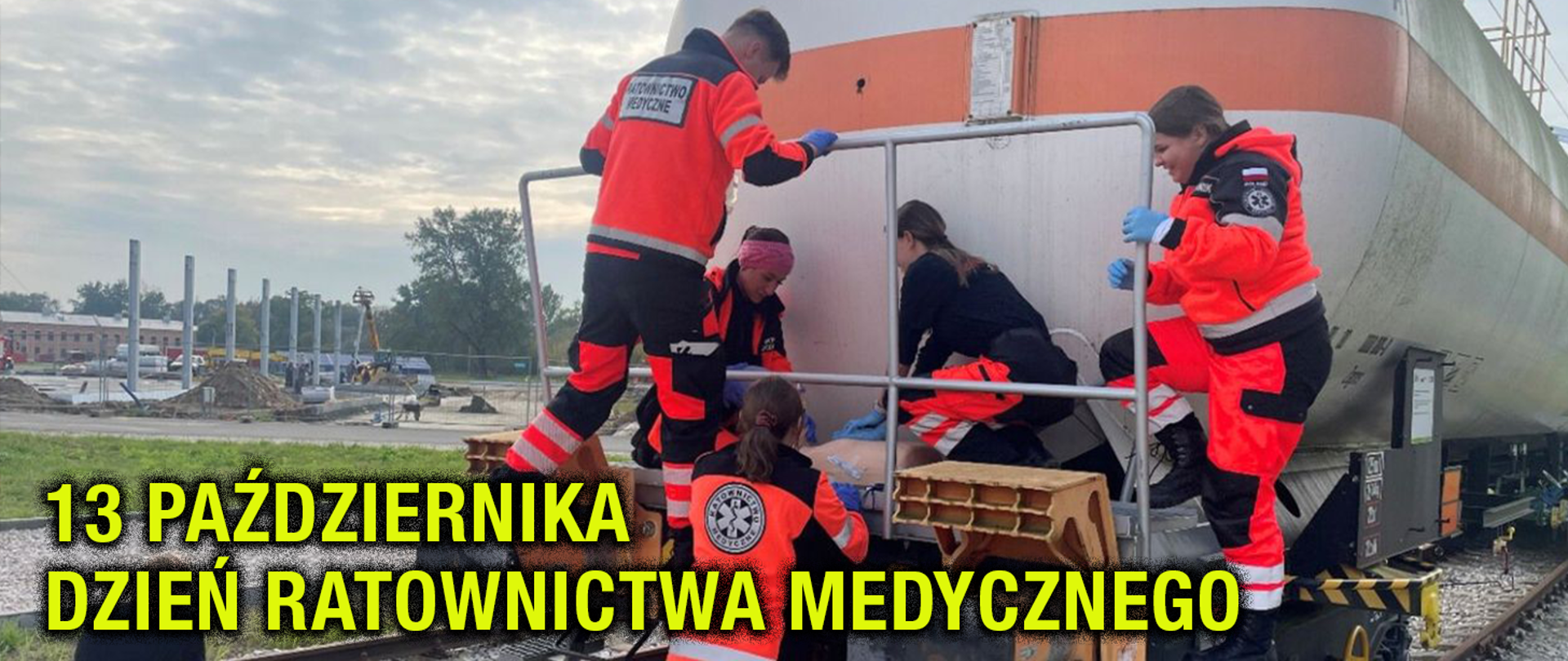 5 ratowników medycznych w pracy.