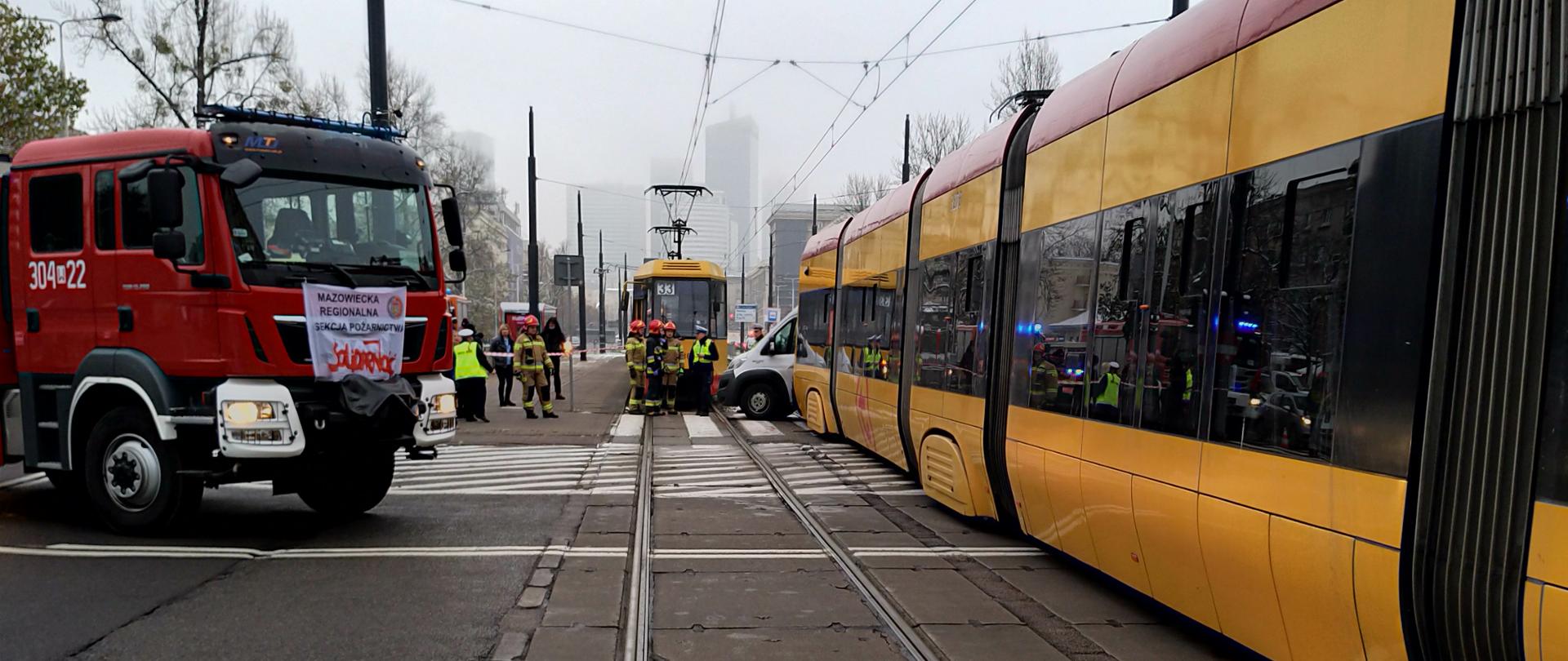 Służby na miejscu wypadku, widoczny wóz strażacki i dwa tramwaje
