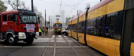Służby na miejscu wypadku, widoczny wóz strażacki i dwa tramwaje