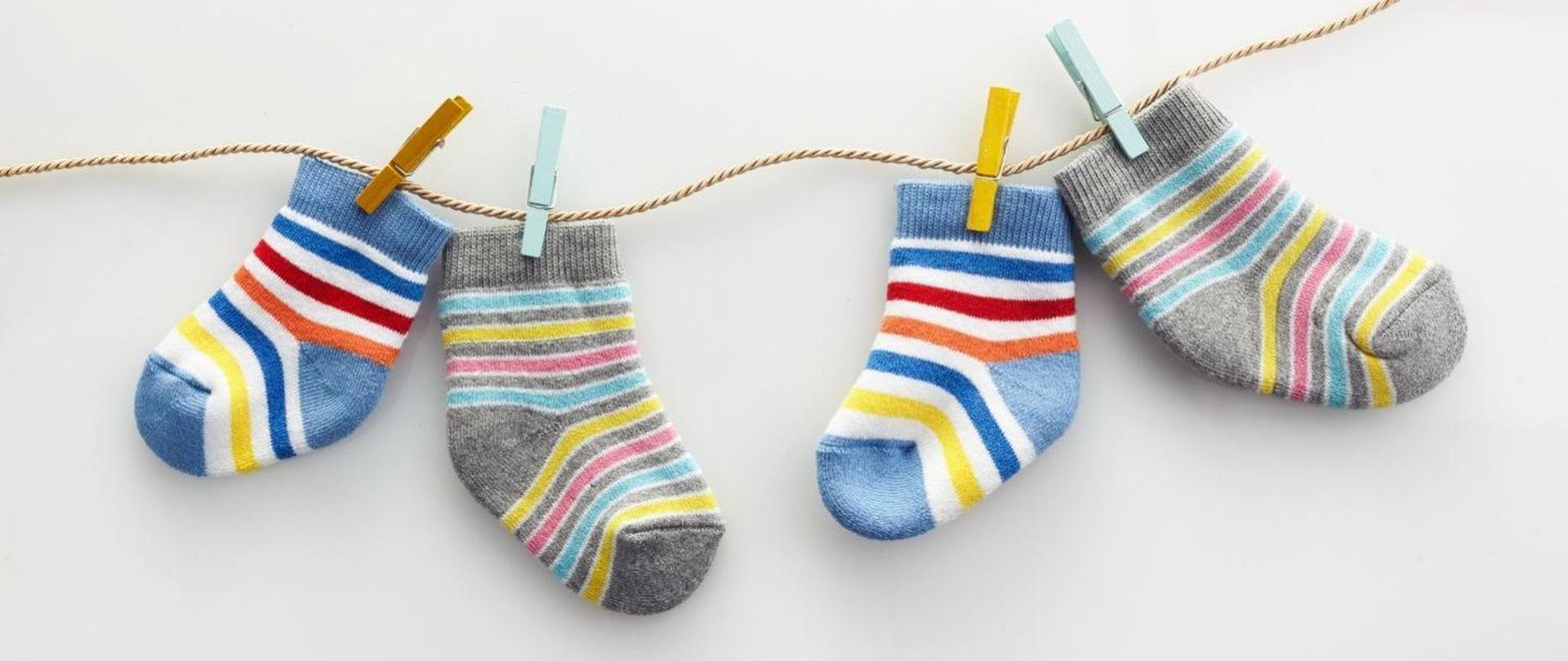 Kolorowe skarpetki niedobrane do pary